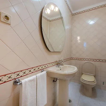 With Garden And Pool 别墅