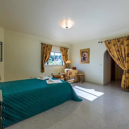 Villa With Garden And Pool Vilamoura