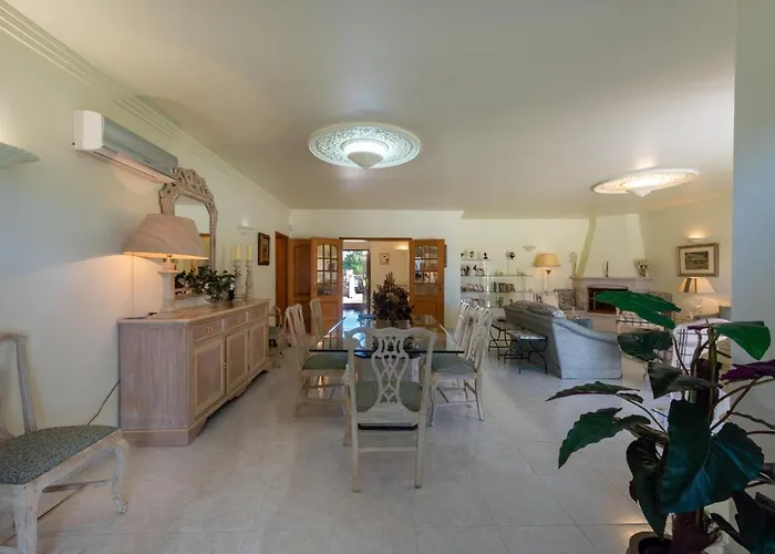 Villa With Garden And Pool Vilamoura