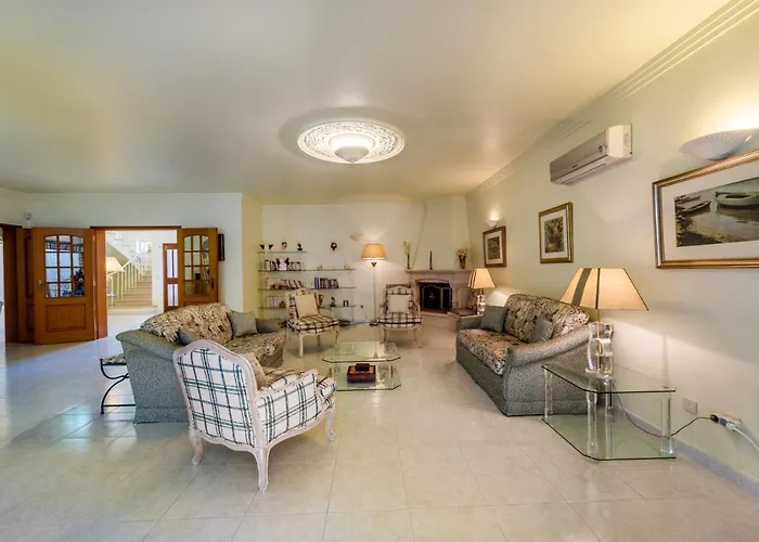 Villa With Garden And Pool Vilamoura